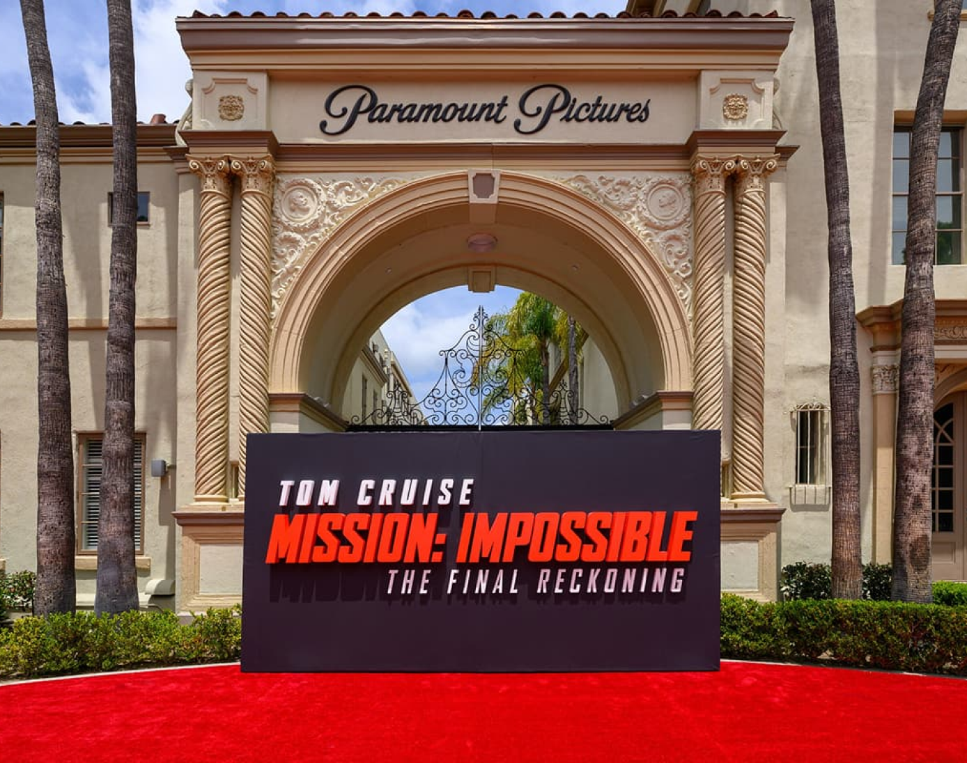 Tom Cruise — Sculptural film-themed display, view 1