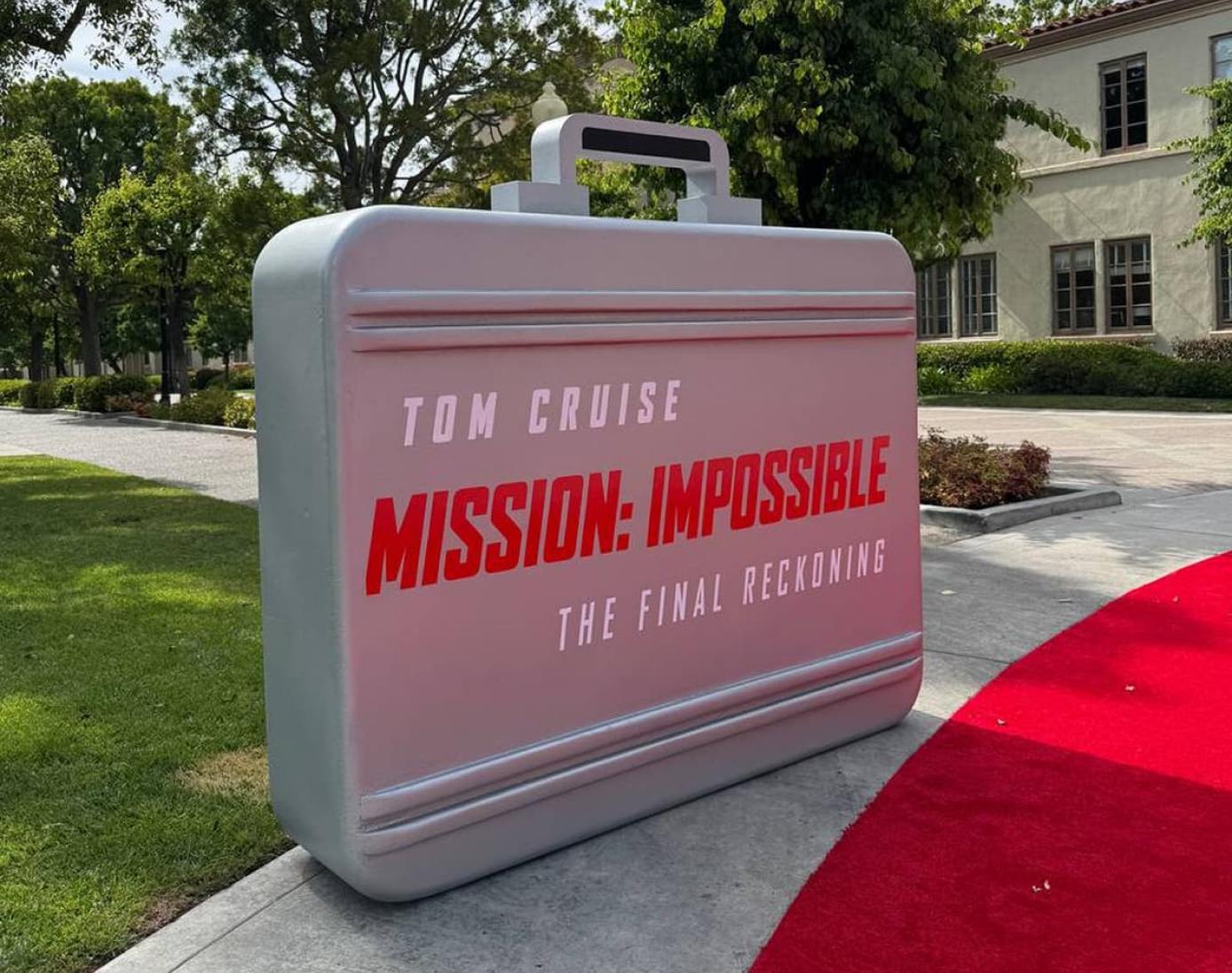Tom Cruise — Sculptural film-themed display, view 2